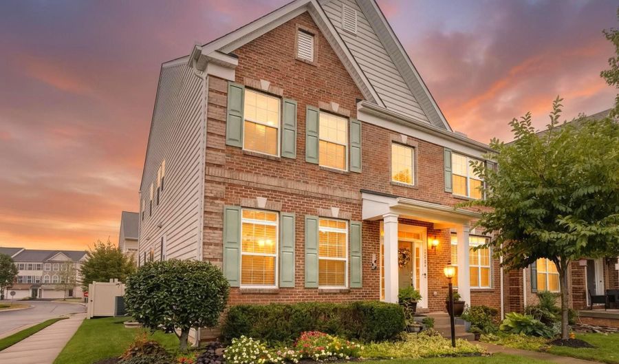 25184 CRESTED WHEAT Dr, Aldie, VA 20105 - 5 Beds, 5 Bath