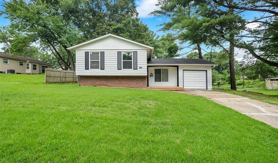 4808 Cinderella Dr, Alton, IL 62002 - 3 Beds, 2 Bath