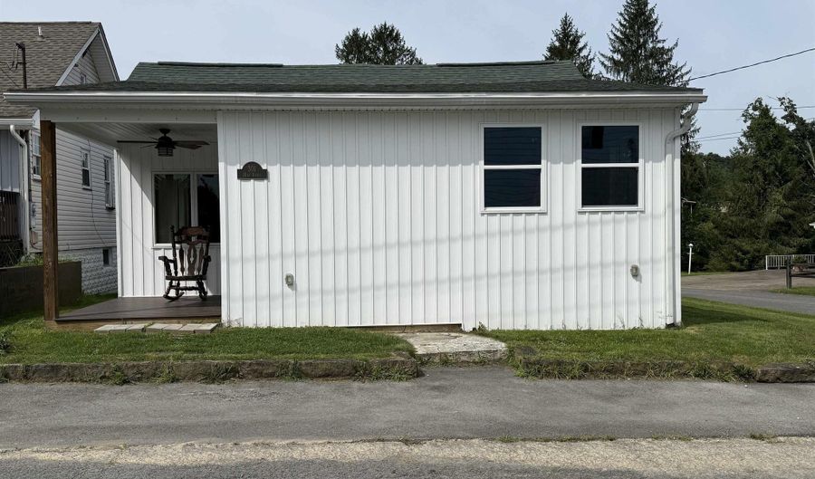 301 High St, Barrackville, WV 26559 - 2 Beds, 1 Bath