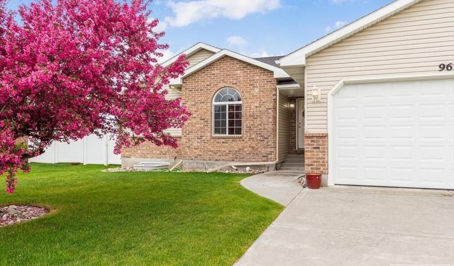 967 Clara Ct, Ammon, ID 83406 - 5 Beds, 2 Bath