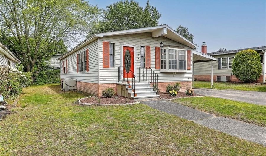 7 Queens Rd, Attleboro, MA 02703 - 2 Beds, 2 Bath
