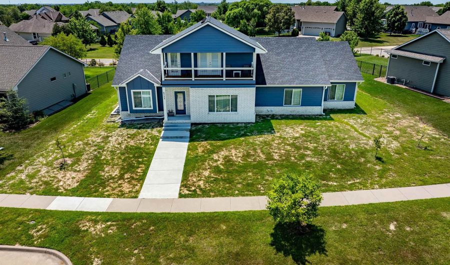 6733 E Central Park Ave, Bel Aire, KS 67226 - 5 Beds, 3 Bath