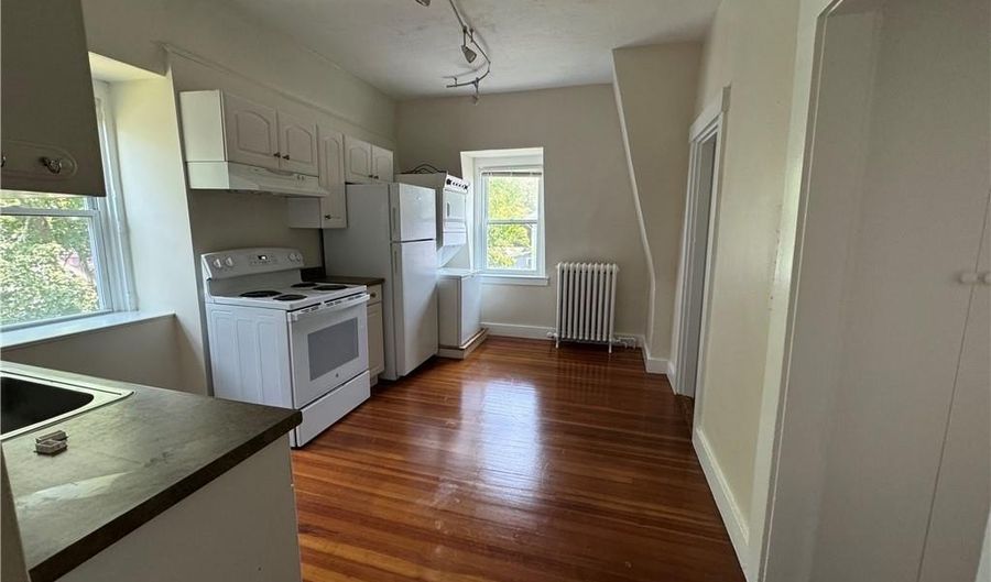 26 Ayrault St 3, Newport, RI 02840 - 3 Beds, 1 Bath