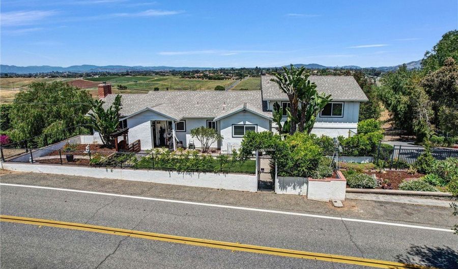 1864 Winterwarm Dr, Fallbrook, CA 92028 - 3 Beds, 3 Bath