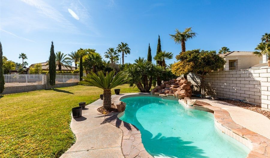 152 ULTRA Dr, Henderson, NV 89074 - 4 Beds, 4 Bath