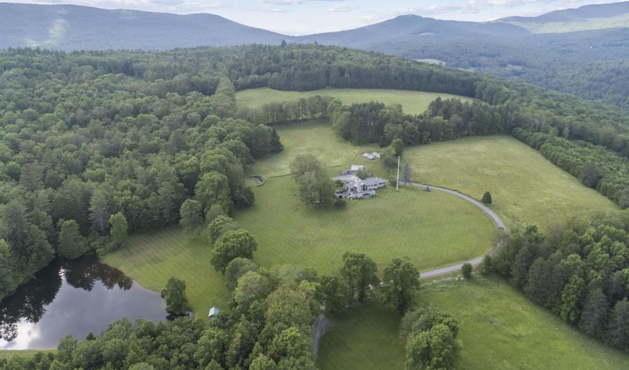 611 Simmons Rd, Andover, VT 05143 - 2 Beds, 4 Bath