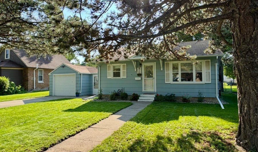 810 S Merton St, Aberdeen, SD 57401 - 3 Beds, 2 Bath