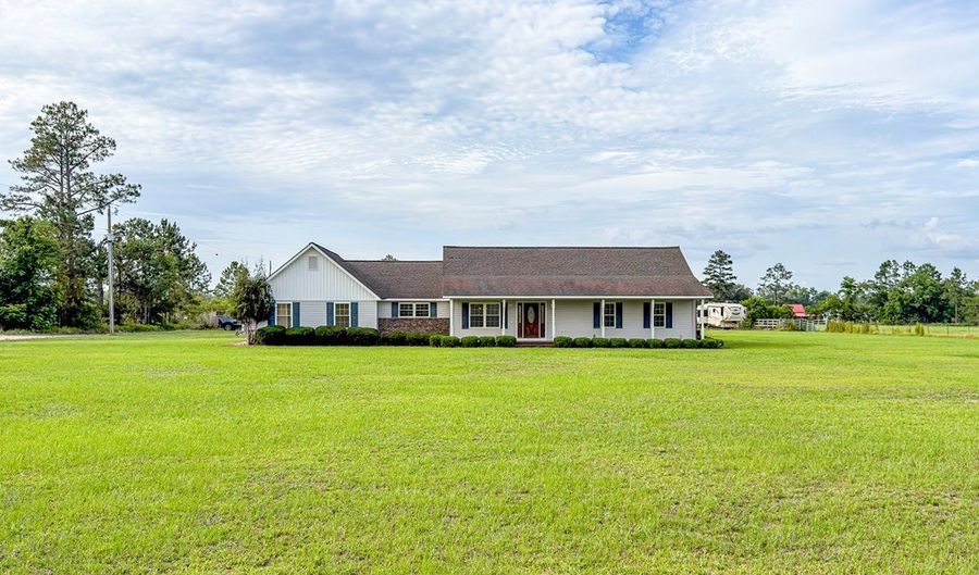 38 Daniel's Rd, Adel, GA 31620 - 3 Beds, 2 Bath