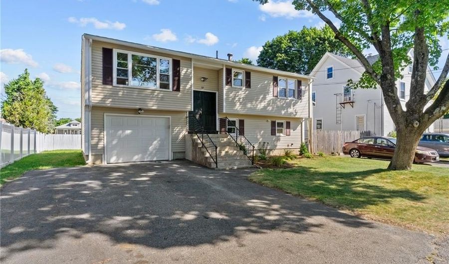 17 Auburn Ave, Johnston, RI 02919 - 3 Beds, 2 Bath