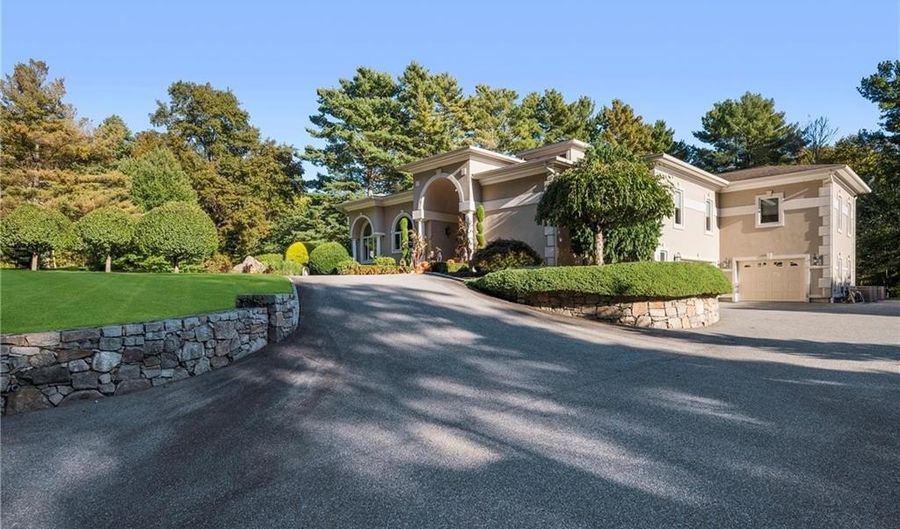 55 Wilbur Rd, Lincoln, RI 02865 - 3 Beds, 4 Bath