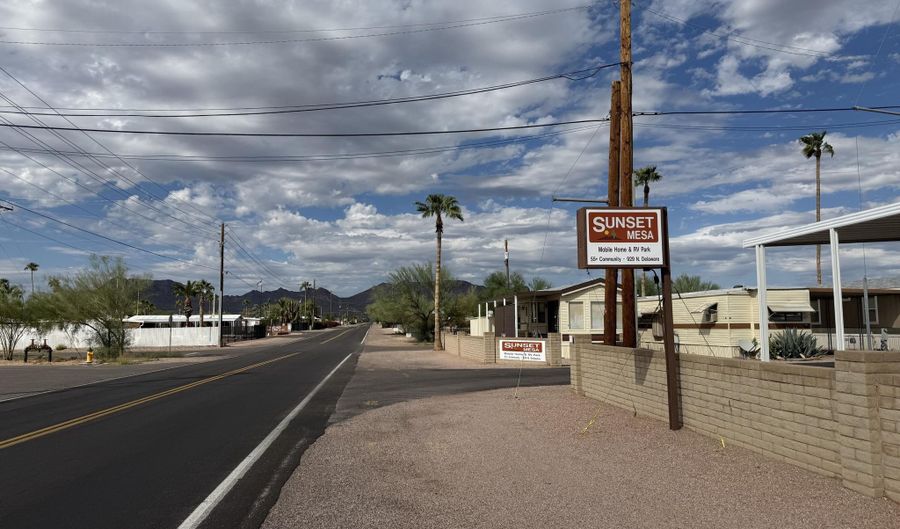 929 N DELAWARE Dr 28, Apache Junction, AZ 85120 - 1 Beds, 1 Bath