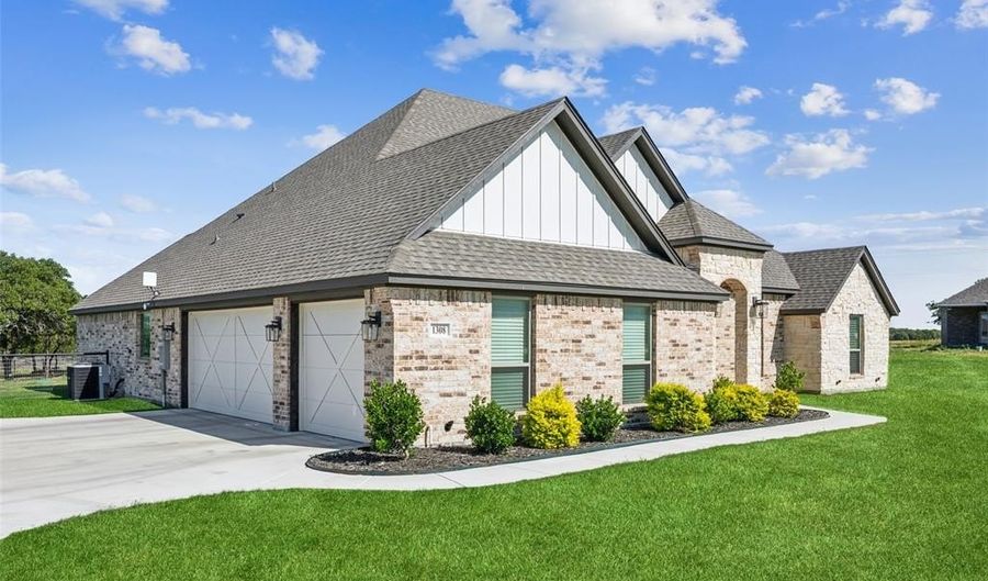 1308 Green Ridge Rd, Weatherford, TX 76085 - 4 Beds, 3 Bath