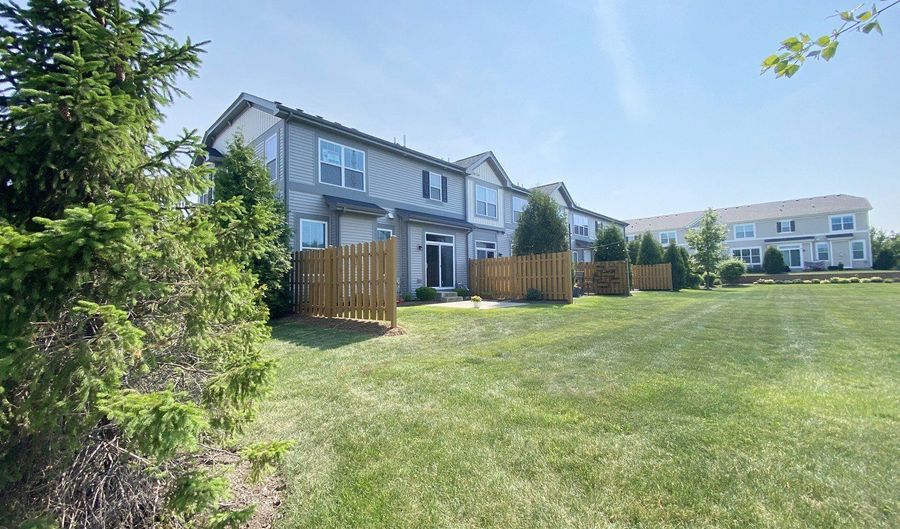 3221 N Heritage Ln, Arlington Heights, IL 60004 - 3 Beds, 3 Bath