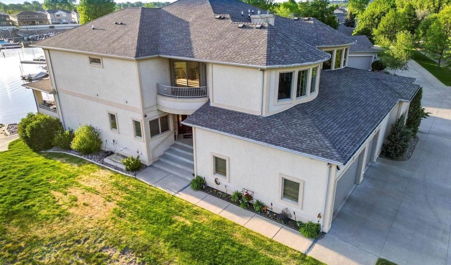 1408 Riverwood Dr, Bismarck, ND 58504 - 4 Beds, 5 Bath
