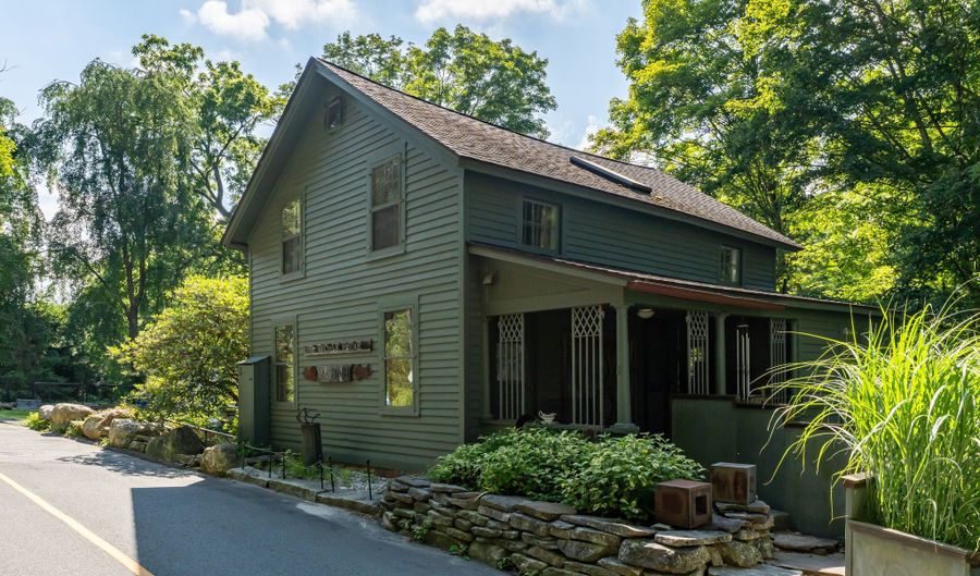 6 Spring St, Chester, CT 06412 - 2 Beds, 3 Bath