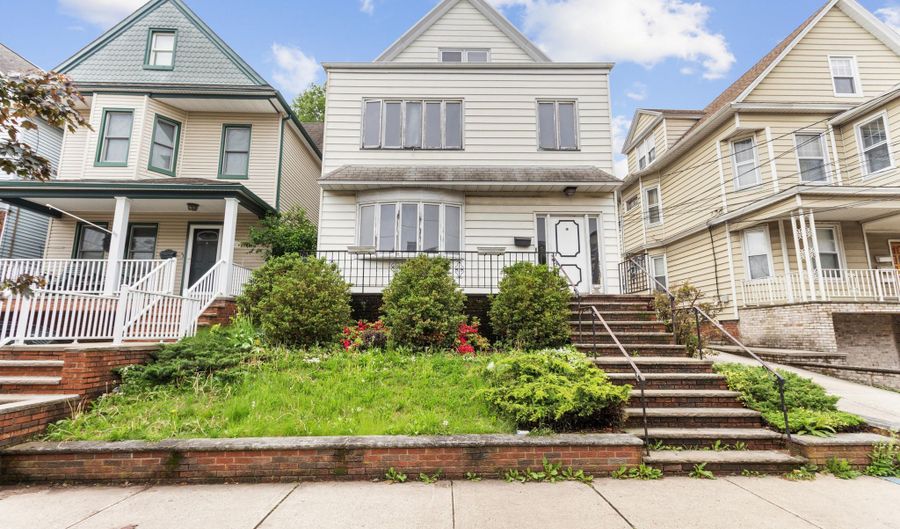 42 E 40th St, Bayonne, NJ 07002 - 6 Beds, 3 Bath