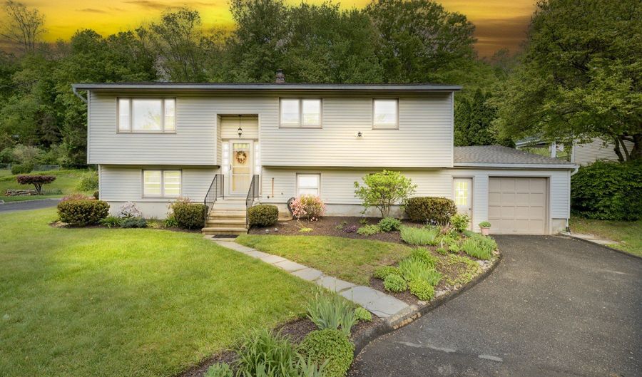 30 Tamanny Trl, Danbury, CT 06811 - 4 Beds, 2 Bath