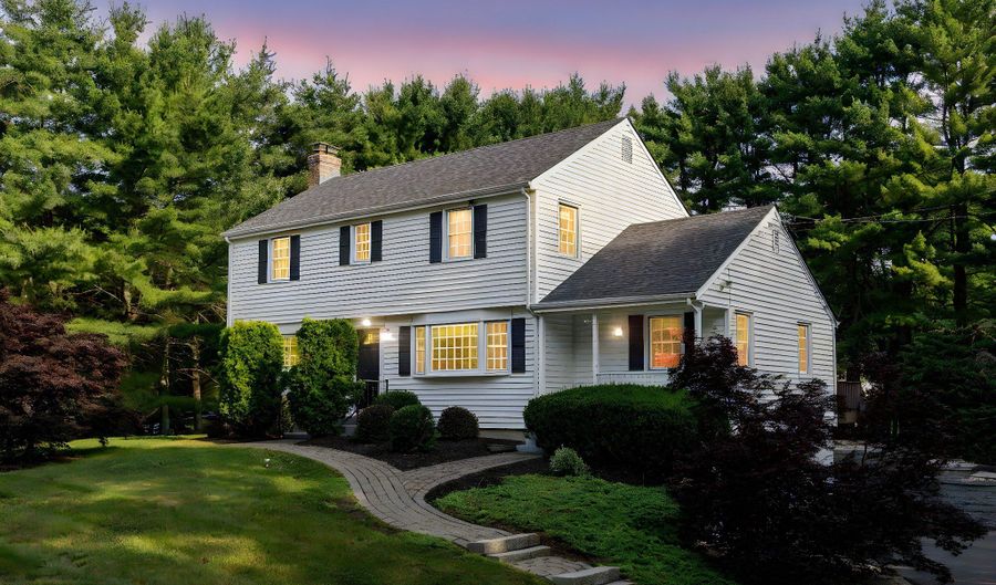 56 Juniper Dr, Avon, CT 06001 - 4 Beds, 2 Bath