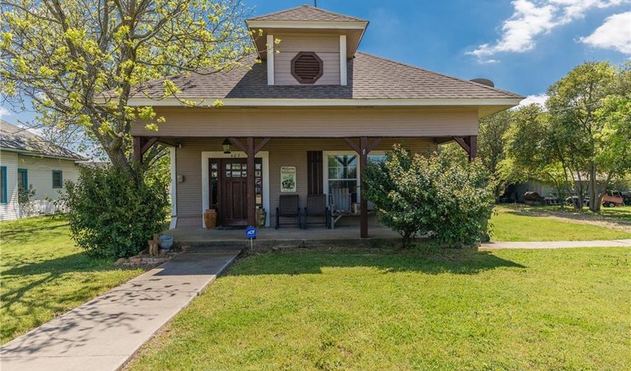 403 W Waco St, Abbott, TX 76621 - 5 Beds, 3 Bath