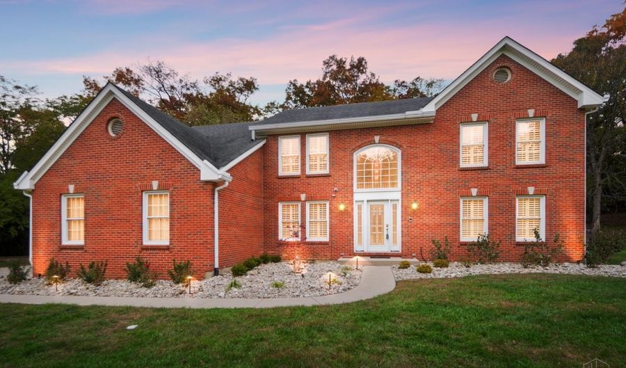 2558 Apple Ridge Ln, Amberley, OH 45236 - 4 Beds, 5 Bath