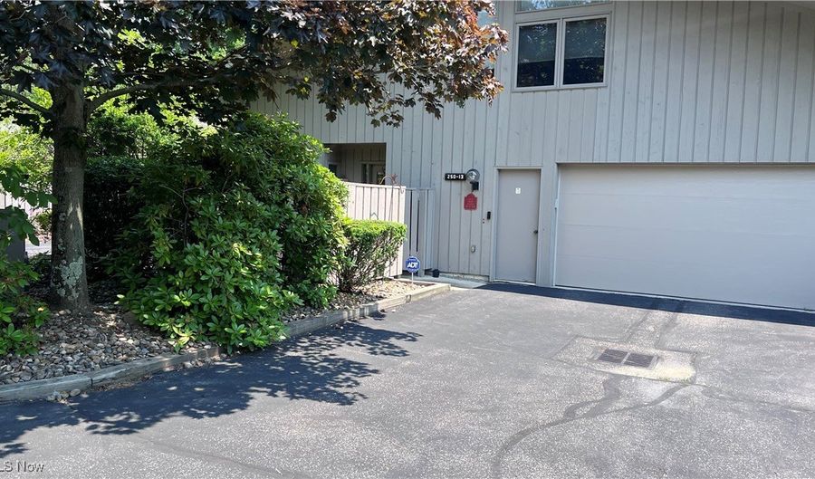 250 Laurel Cir 13, Aurora, OH 44202 - 3 Beds, 3 Bath