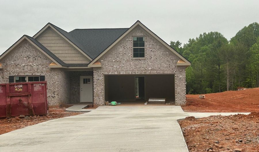237 Carriage Gate Dr, Wellford, SC 29385 - 3 Beds, 2 Bath