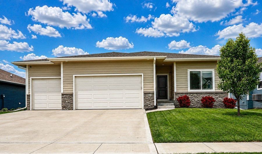 827 33rd Ct SW, Altoona, IA 50009 - 4 Beds, 3 Bath