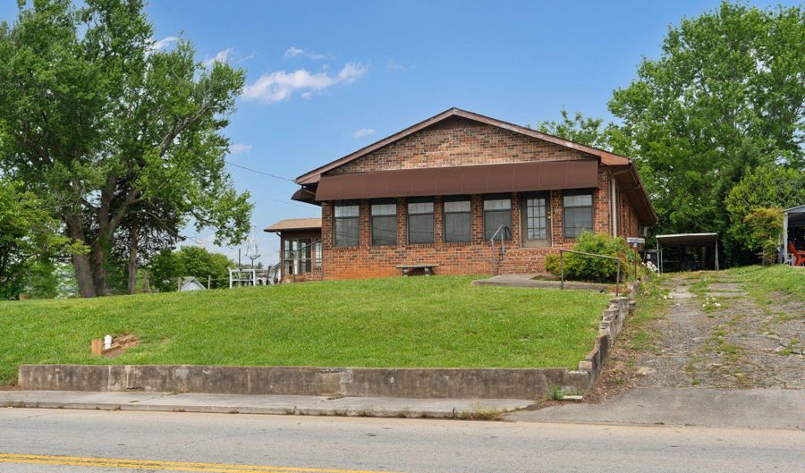 924 E Madison Ave, Athens, TN 37303 - 3 Beds, 2 Bath