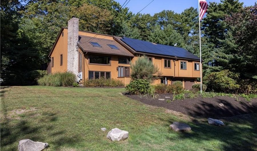 8 Robin Dr, North Kingstown, RI 02852 - 4 Beds, 3 Bath