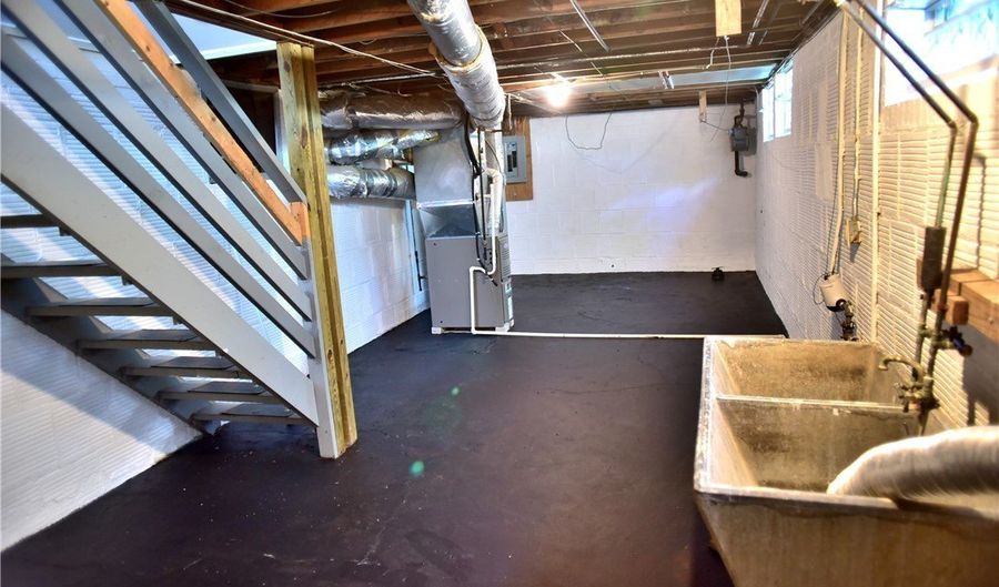 175 S Hawkins Ave, Akron, OH 44313 - 3 Beds, 1 Bath