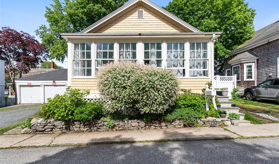 4 Findlay Pl, Newport, RI 02840 - 2 Beds, 1 Bath