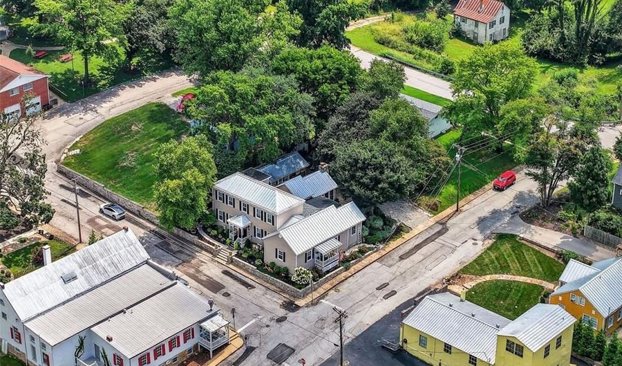 5596 Walnut St, Augusta, MO 63332 - 5 Beds, 5 Bath