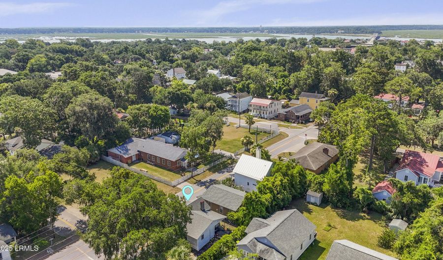 910 West St, Beaufort, SC 29902 - 2 Beds, 1 Bath