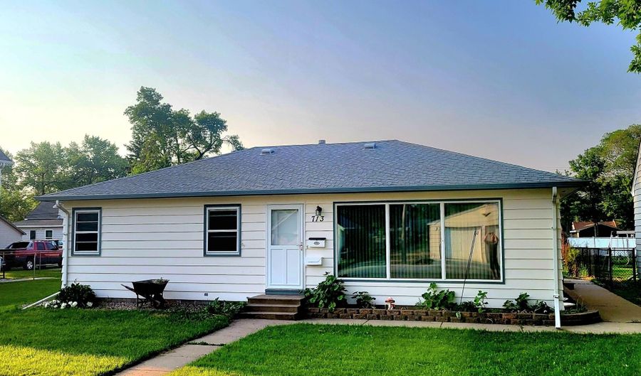 713 NE 3rd Ave, Aberdeen, SD 57401 - 3 Beds, 2 Bath