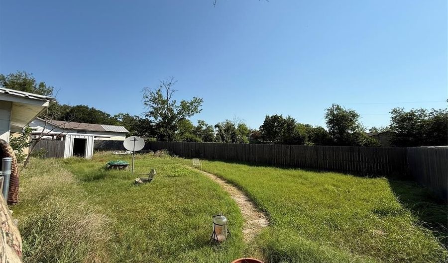 607 N Kirk St, Hico, TX 76457 - 2 Beds, 1 Bath