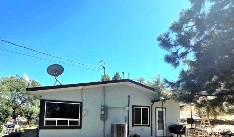 1070 MAIN St, Arlington, OR 97812 - 3 Beds, 1 Bath