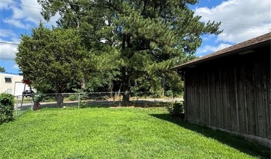 618 State Line Rd, Arkoma, OK 74901 - 2 Beds, 1 Bath