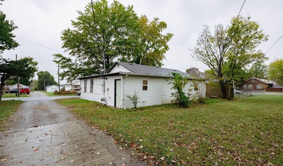 504 S Lincoln Ave, Aurora, MO 65605 - 3 Beds, 2 Bath