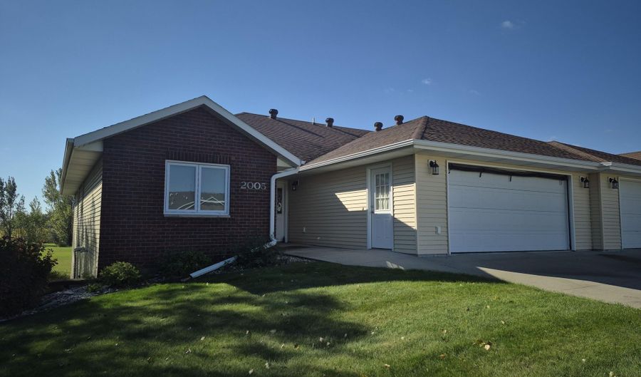 2005 NW 20th Ave, Aberdeen, SD 57401 - 3 Beds, 3 Bath