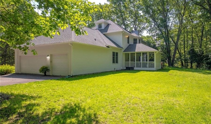 125 Fernwood Dr, East Greenwich, RI 02818 - 4 Beds, 4 Bath