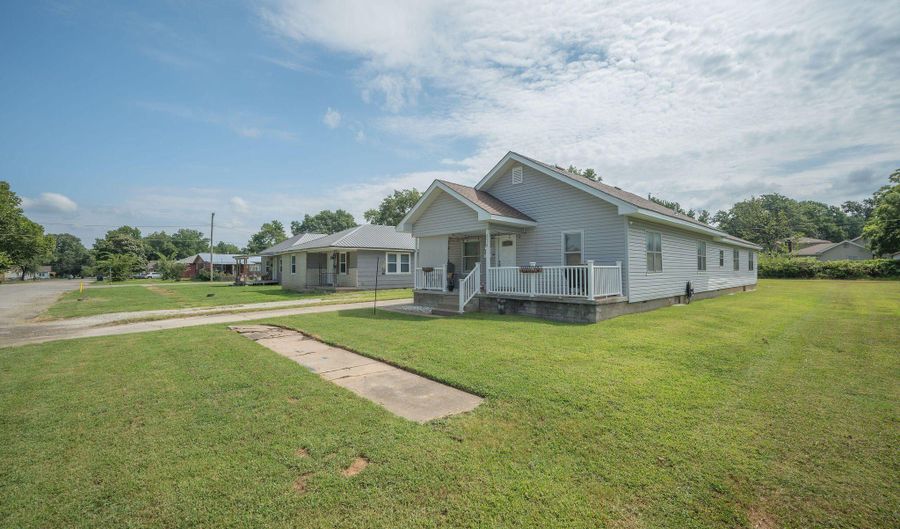 2018 East Ave, Baxter Springs, KS 66713 - 4 Beds, 2 Bath