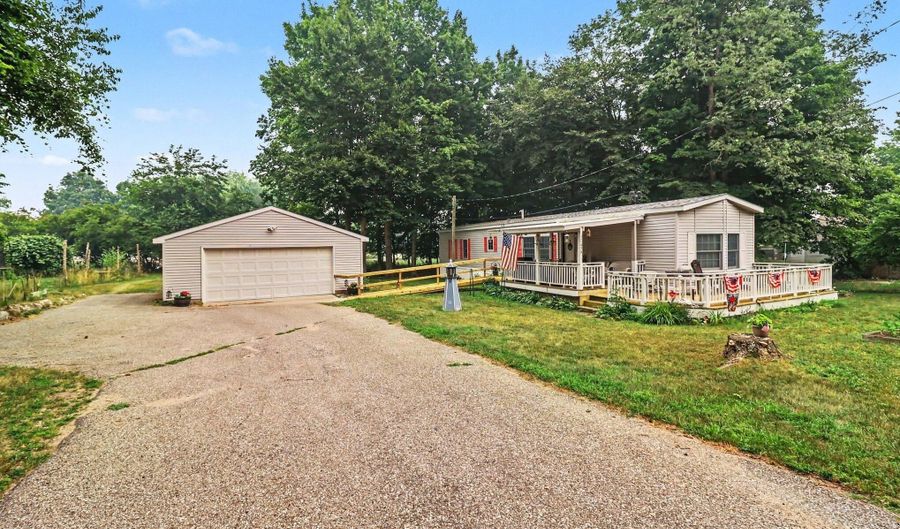 17039 3rd St, Arcadia, MI 49613 - 2 Beds, 2 Bath
