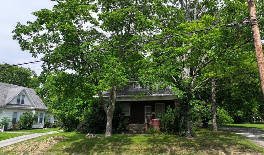 320 N Fourth St, Albion, IL 62806 - 3 Beds, 1 Bath