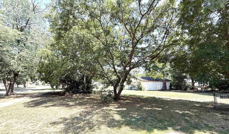 503 E Main St, Anthony, KS 67003 - 2 Beds, 2 Bath