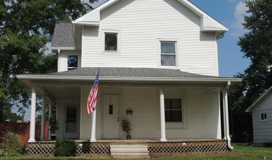 401 S Third St, Altamont, IL 62411 - 4 Beds, 2 Bath