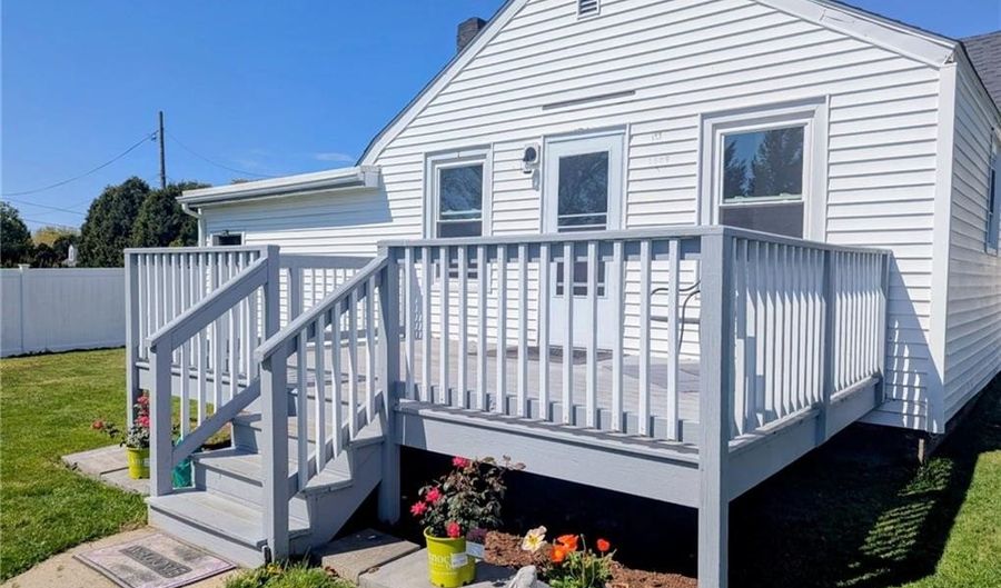 1609 W Main Rd, Middletown, RI 02842 - 2 Beds, 1 Bath