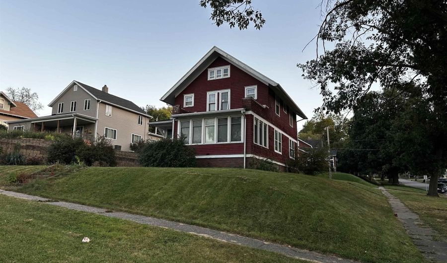 1100 Chestnut St, Atlantic, IA 50022 - 4 Beds, 2 Bath