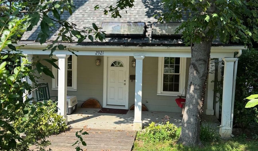 2921 24TH St N, Arlington, VA 22207 - 2 Beds, 3 Bath