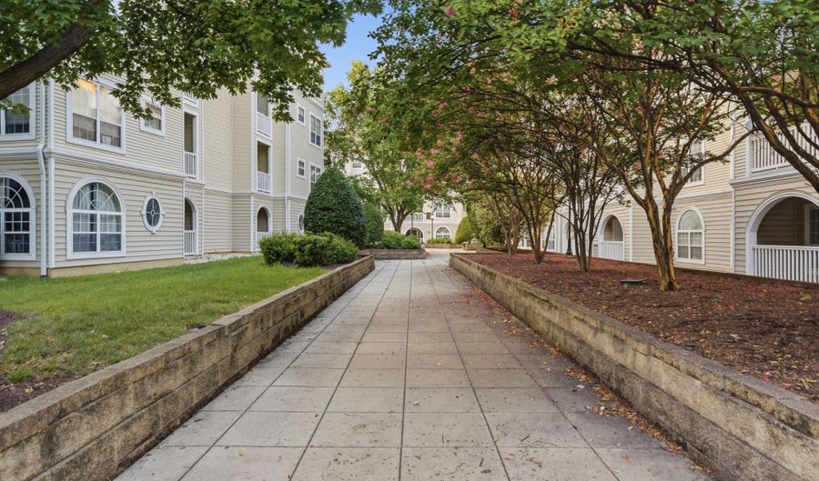 4551 STRUTFIELD Ln 4403, Alexandria, VA 22311 - 2 Beds, 2 Bath