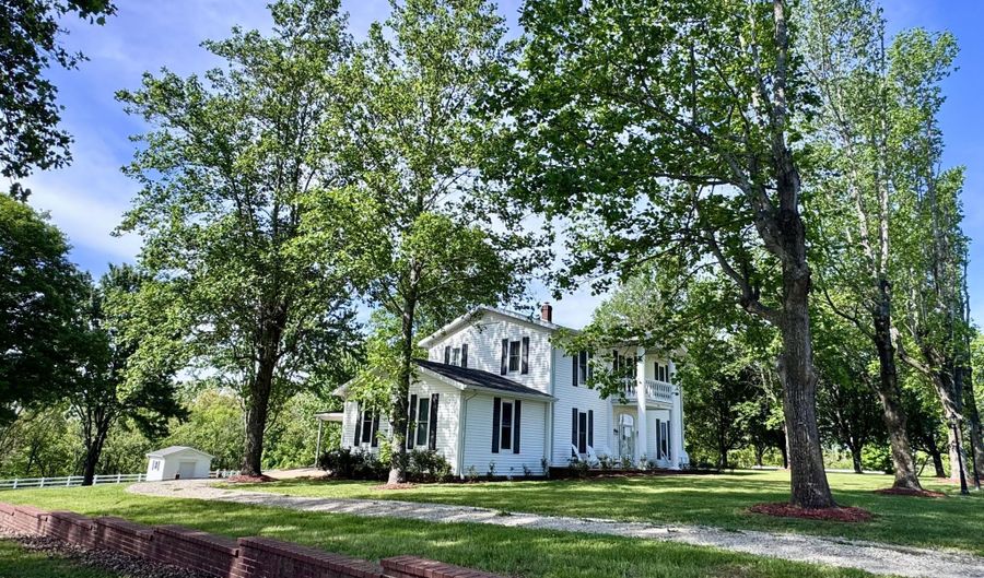 806 Broadway St, Alton, MO 65606 - 5 Beds, 2 Bath